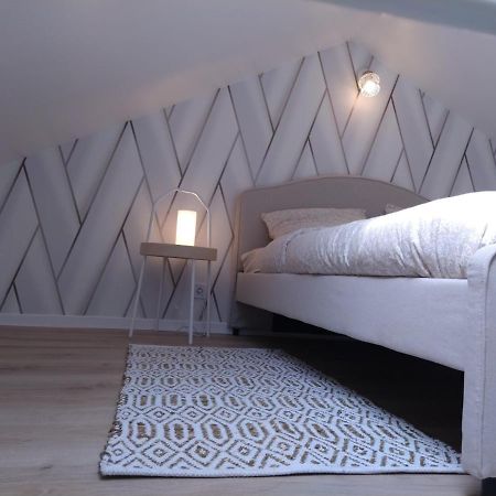 Wallis Yourhosthelper رانس المظهر الخارجي الصورة