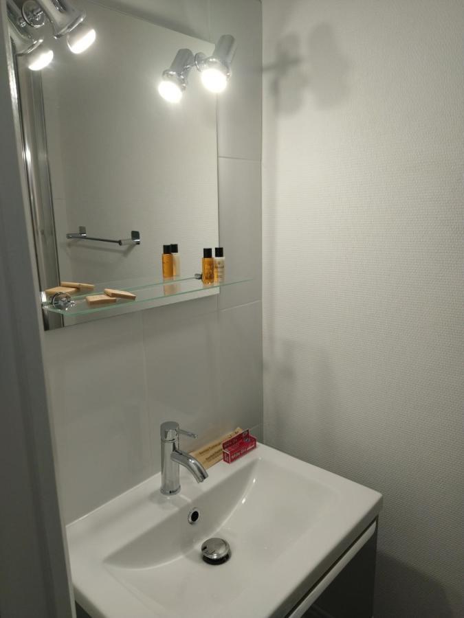 Wallis Yourhosthelper رانس المظهر الخارجي الصورة