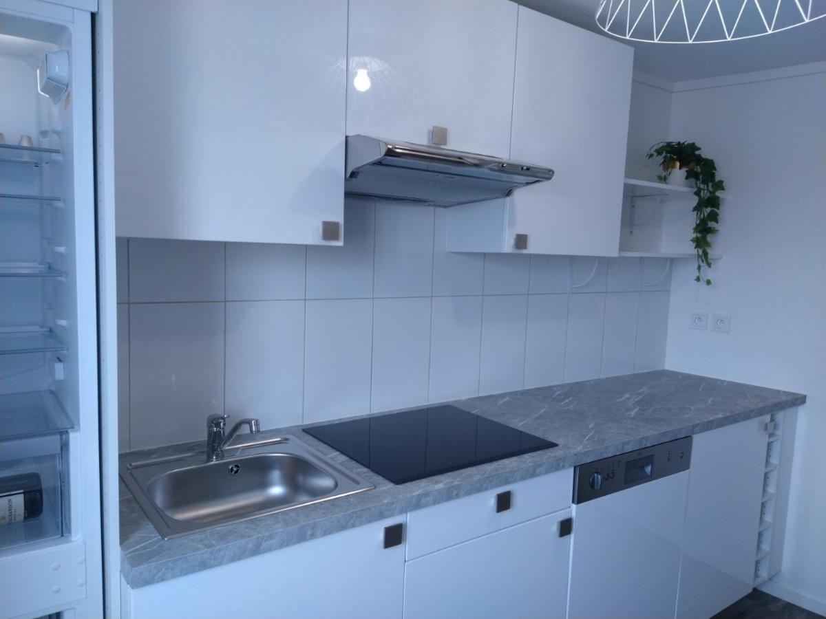 Wallis Yourhosthelper رانس المظهر الخارجي الصورة