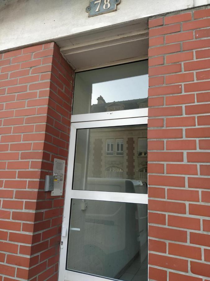 Wallis Yourhosthelper رانس المظهر الخارجي الصورة