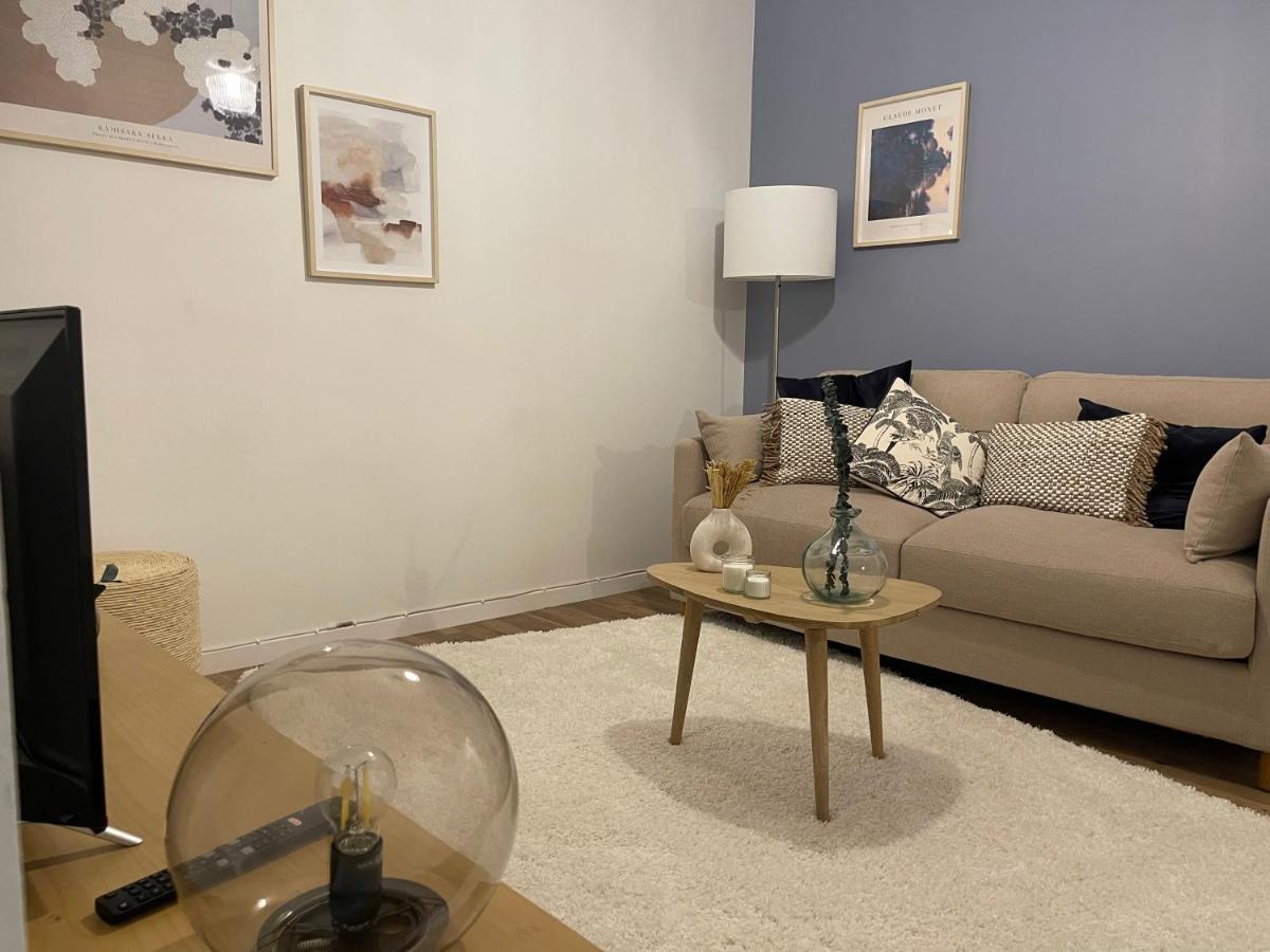 Wallis Yourhosthelper رانس المظهر الخارجي الصورة